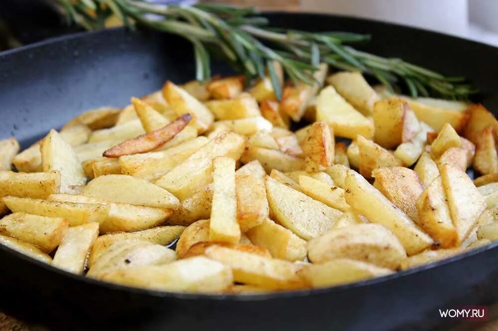 Жареная картошка была щедро посыпана пряными. Картошка на сковородке. Картофель на сковороде. Жареная картошка. Жареная картошка на сковороде.