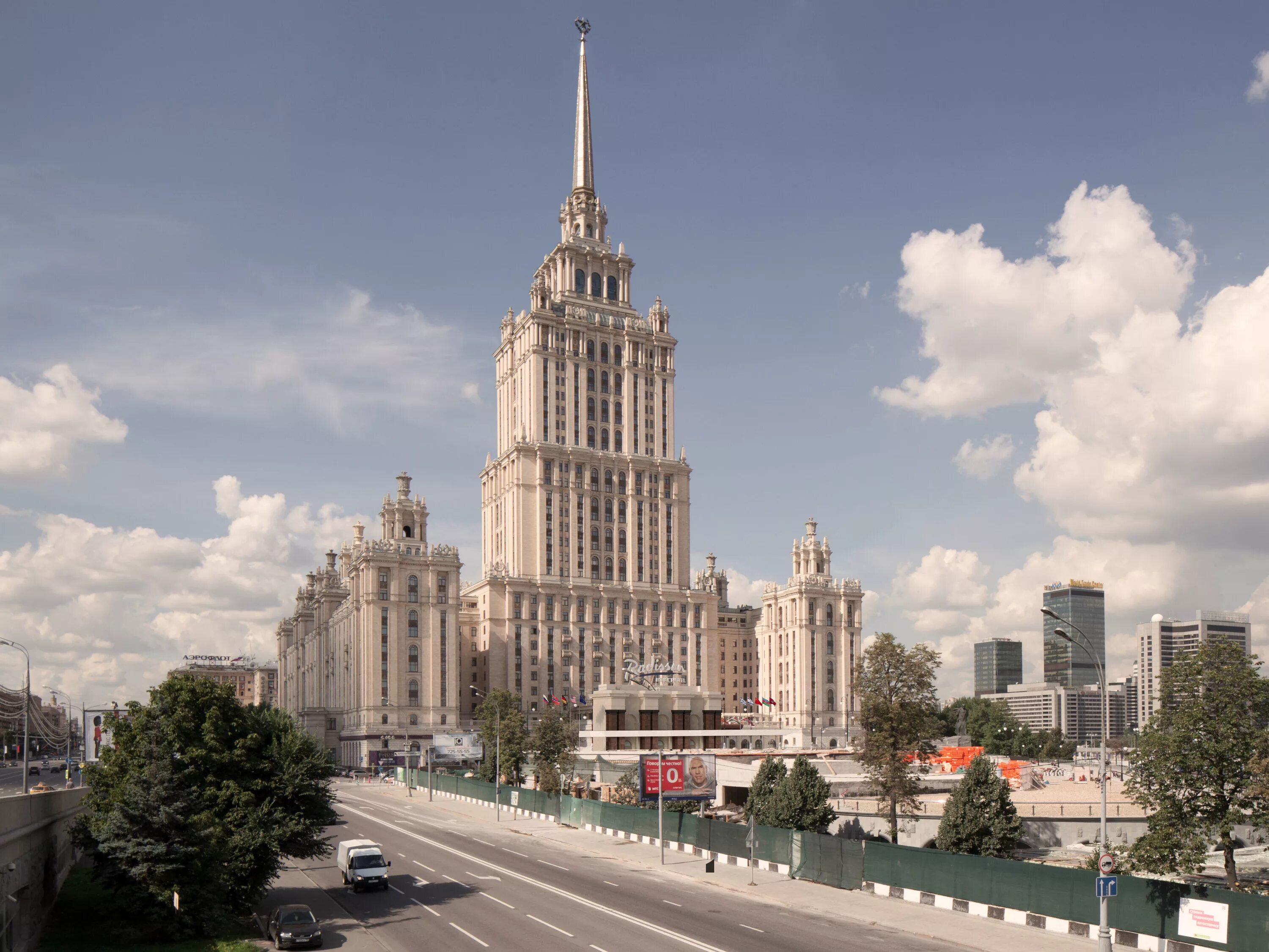 Сайт высотка. Гостиница украина сталинская высотка. кутузовский проспект гостиница украина. отель рэдиссон москва сталинская высотка. сталинская высотка кутузовский проспект 21.