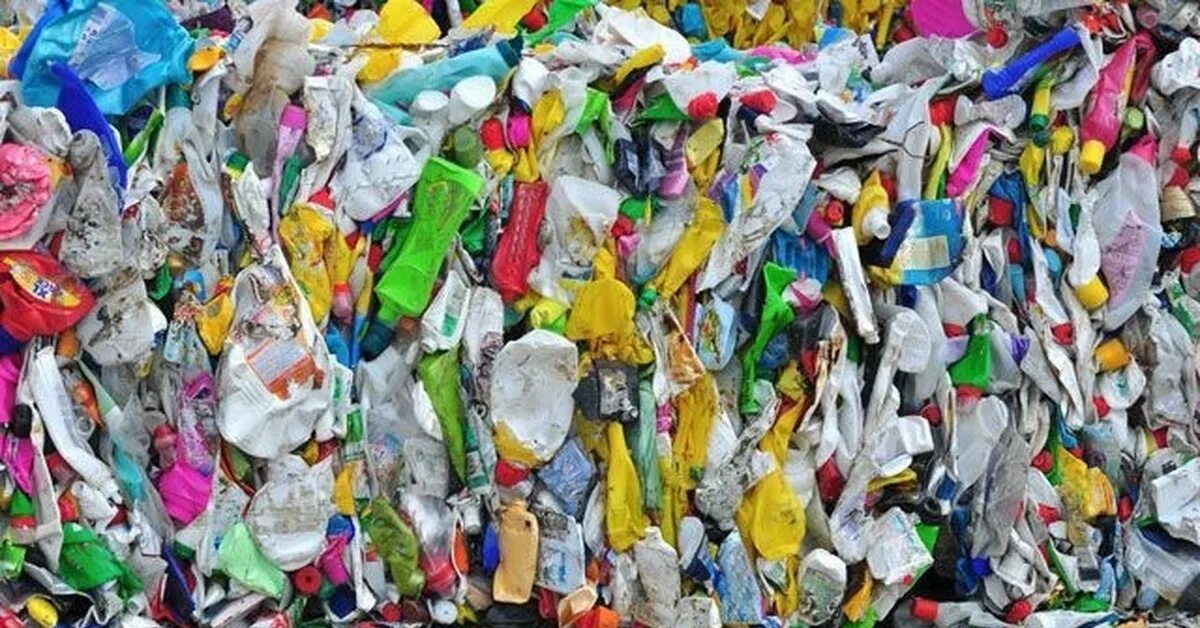 Big plastic. Big plastic. Пластик в окружающей среде. Гранулы пластика. Пластиковое загрязнение.