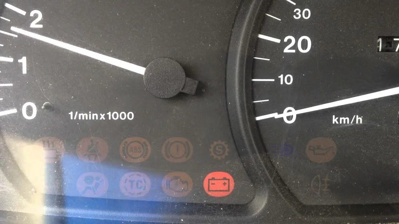 Горит лампочка зарядки причины. Опель омега лампочка зарядки. opel omega лампа аккумулятора. лампочка аккумулятора опель омега а. лампочка зарядки калина 1.