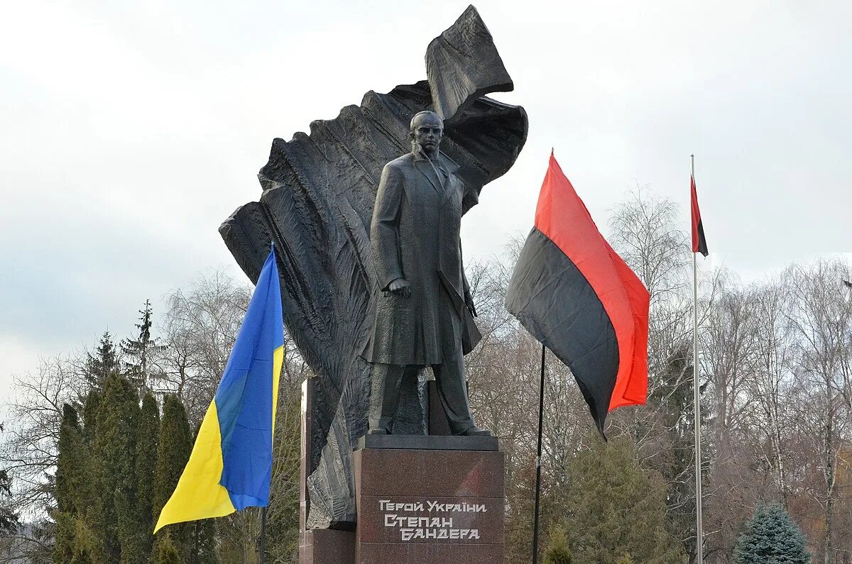 Бандера на украинском. Бандера на украинском. Портрет бандеры. Бандера на украинском. Памятник степану бандере в киеве.