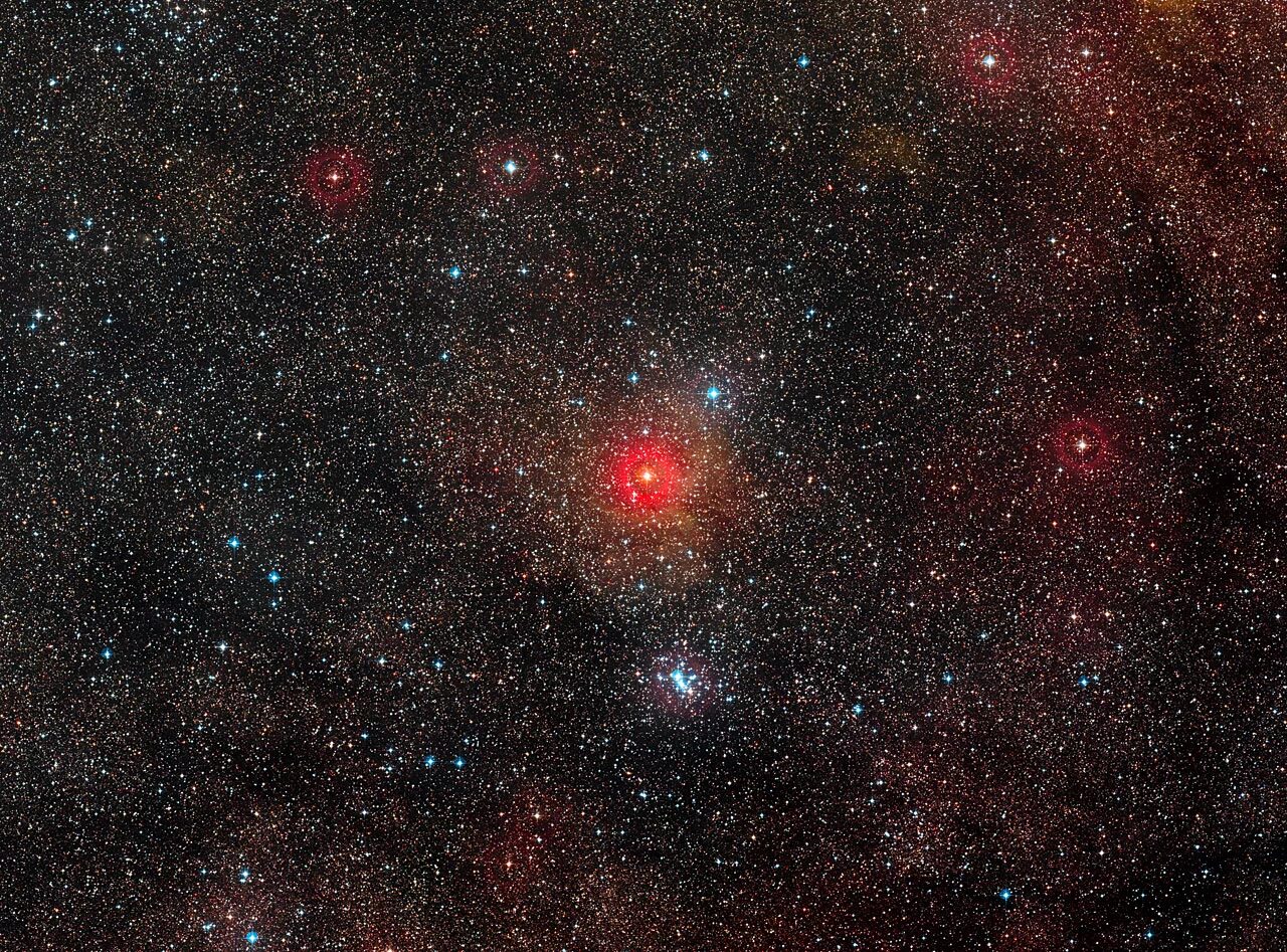 Недвижимые звезды. V766 Центавра. Бетельгейзе в Млечном пути. Космос крупные звезды. Звезда астрономия.