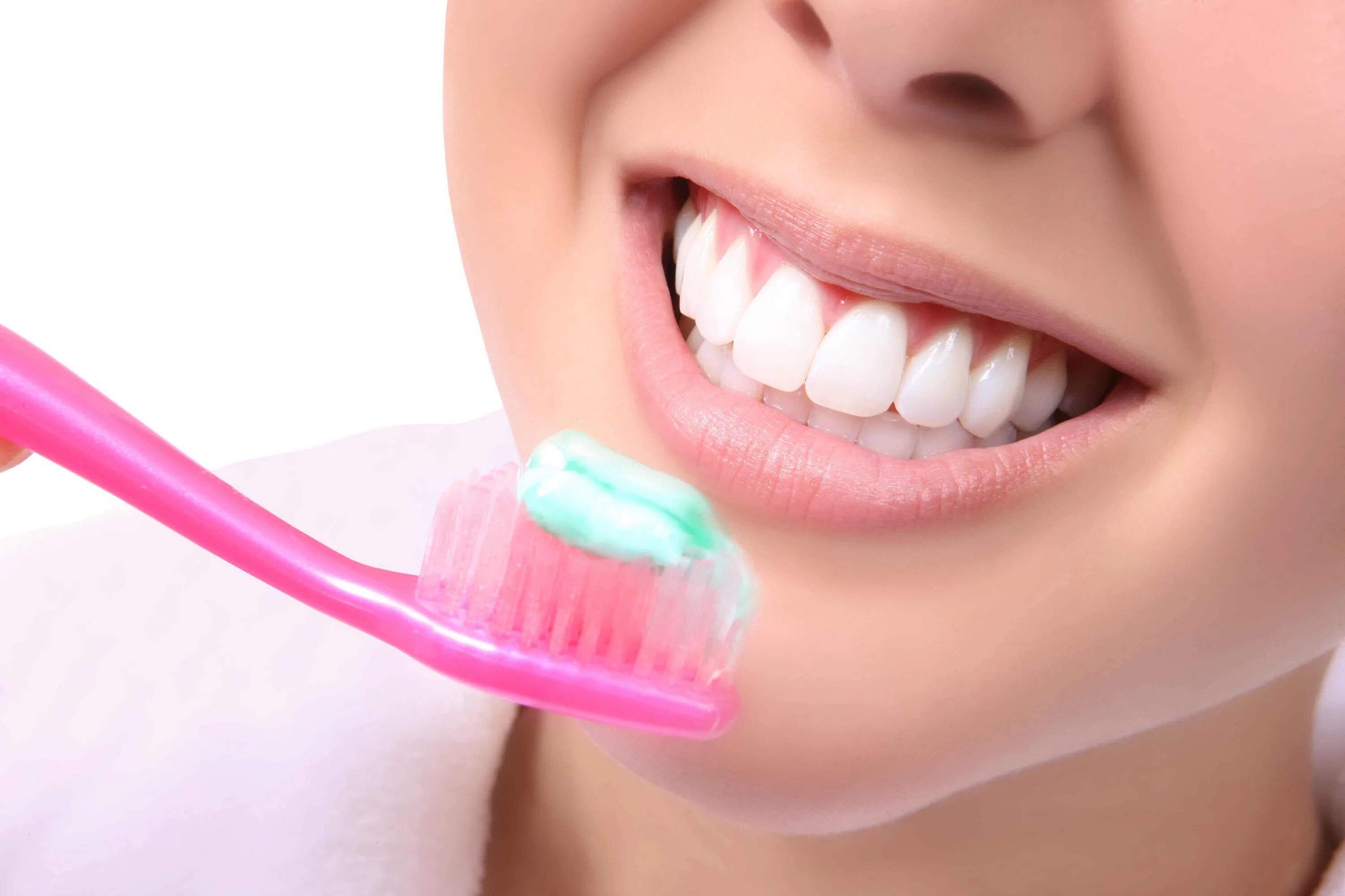 Индивидуальная гигиена полости рта. Чистые зубы. Красивые белые зубы. Гигиена зубов и полости рта.