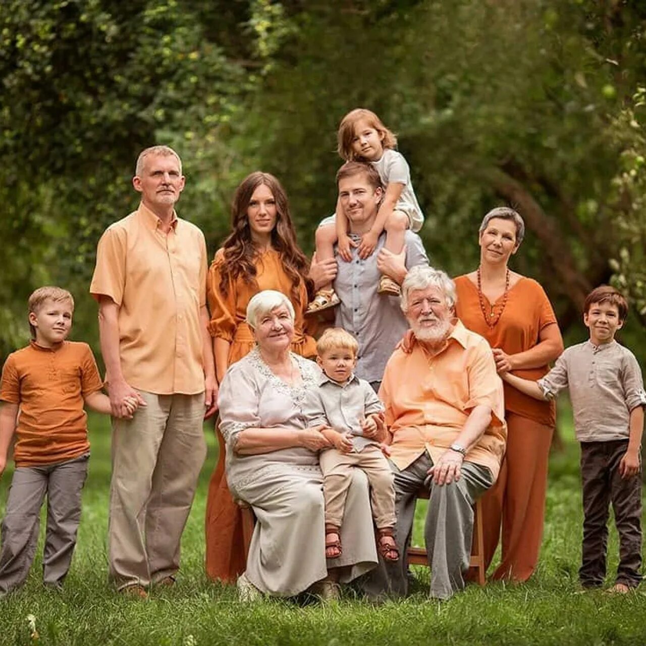Семья несколько поколений. В течении нескольких поколений. Семья разные поколения. Большая семья. Фотосессия большой семьи на природе.
