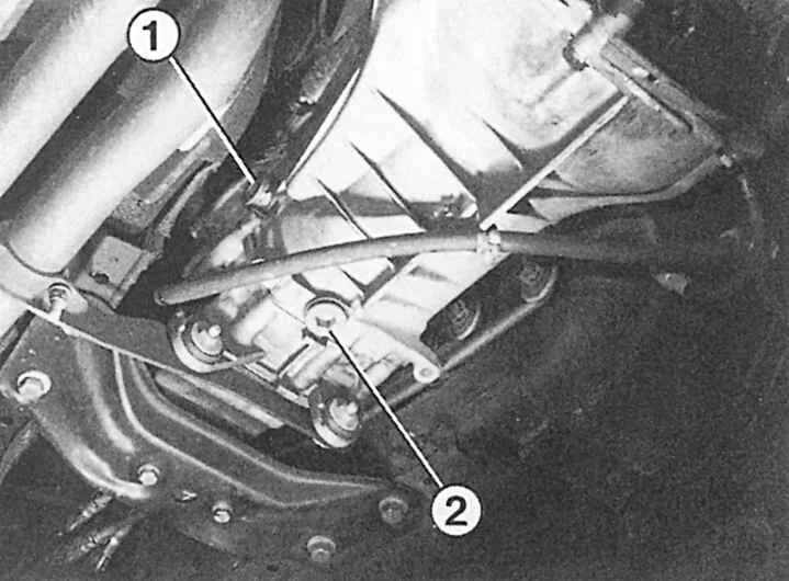 Проверить уровень масла в механической коробке. Мерседес w203 щуп коробки масло. Кронштейн выхлопной системы к коробке передач Мерседес 210. Уровень масла в коробке передач Мерседес w203. Mercedes 124 крепление МКПП.