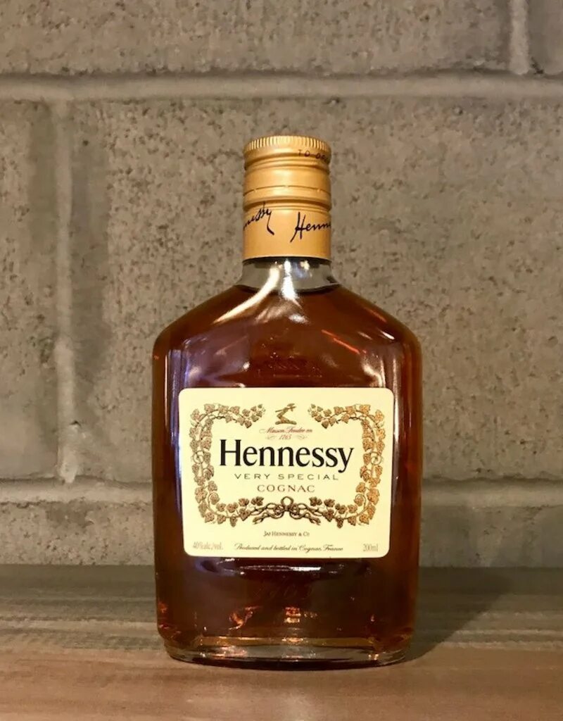 Cognac Hennessy vs 1 lt. Hennessy vs 200ml. Хеннесси 100 мл. Коньяк Хеннесси в плоской бутылке. Коньяк 250 мл