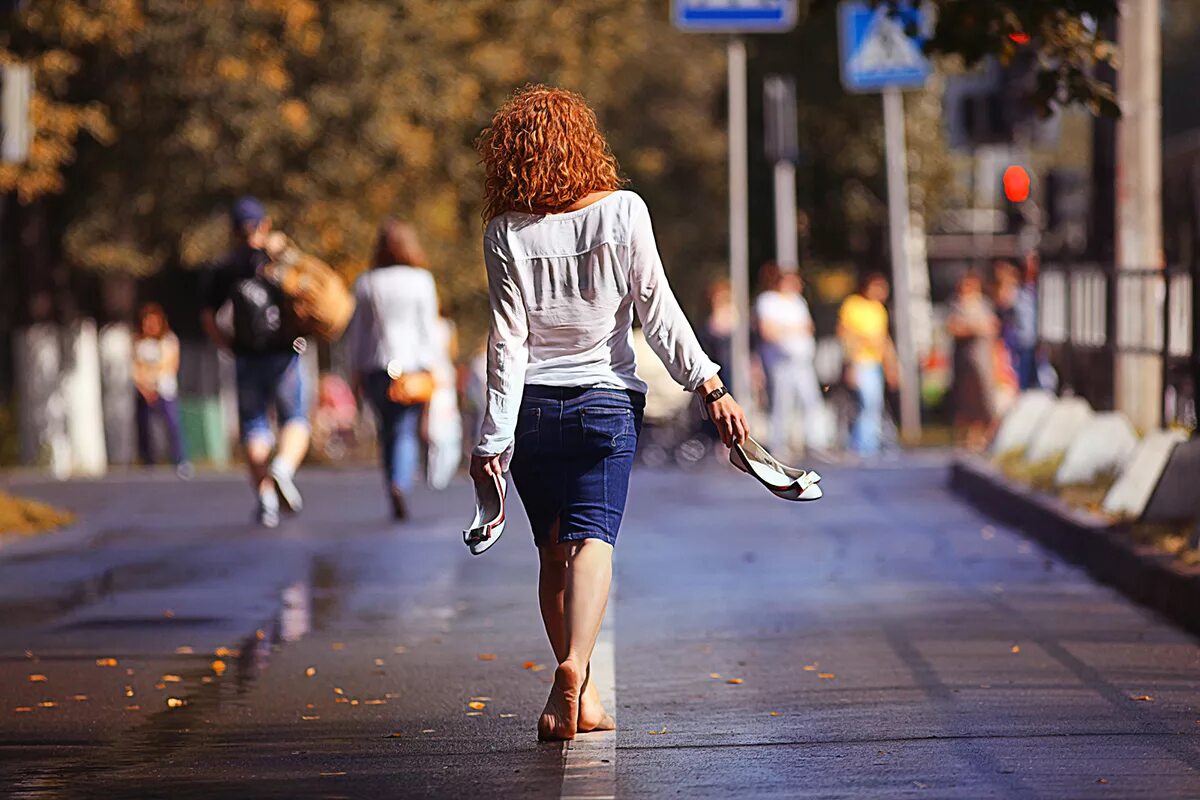 Гулять. Женщина идет. Прогулка. Девушка гуляет в городе. Женщина идет по улице.