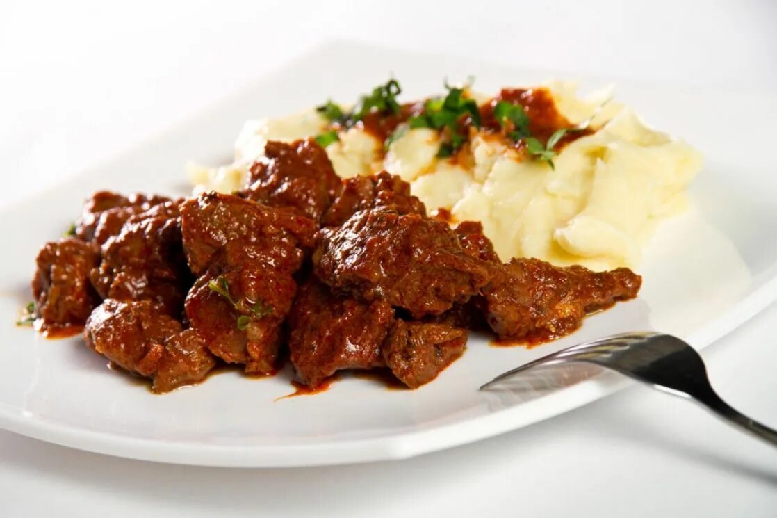 Подлива к пюре с мясом. Гуляш с толченкой. гуляш из говядины с подливкой и картофельным пюре. армянский гуляш. гуляш гуль.