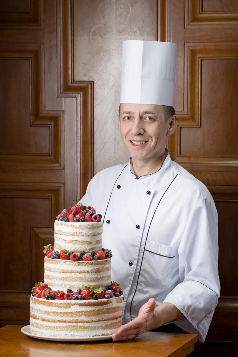 Фотосессия в кондитерской. Андрей богданович москва шеф кондитер. Как выглядит кондитер. Шеф кондитер дмитрий черников. Как выглядит кондитер.
