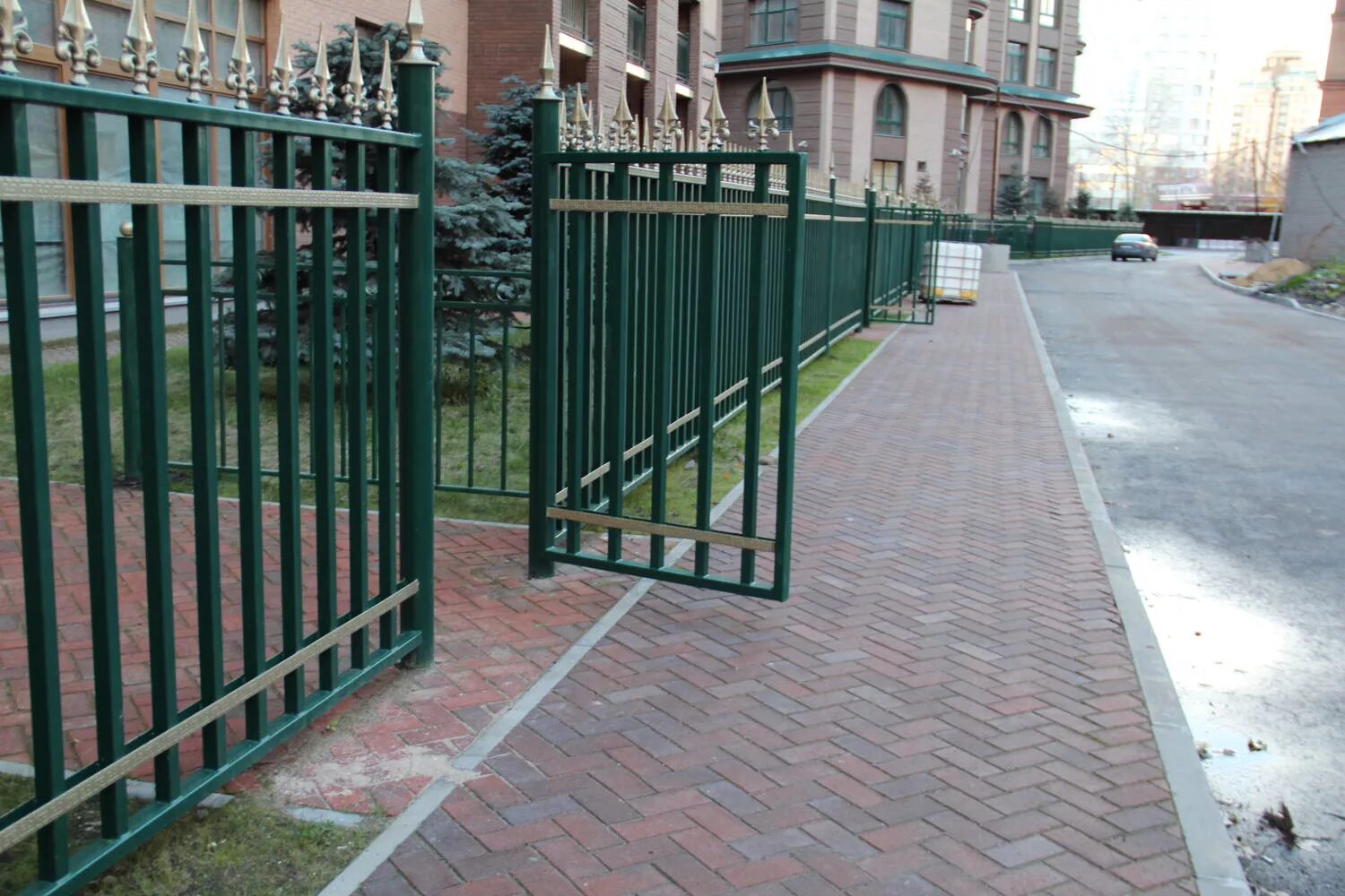 Бэкярд в англии забор. Забор в британском стиле. Современные заборы. Ограждение дачного участка. Забор в стиле.