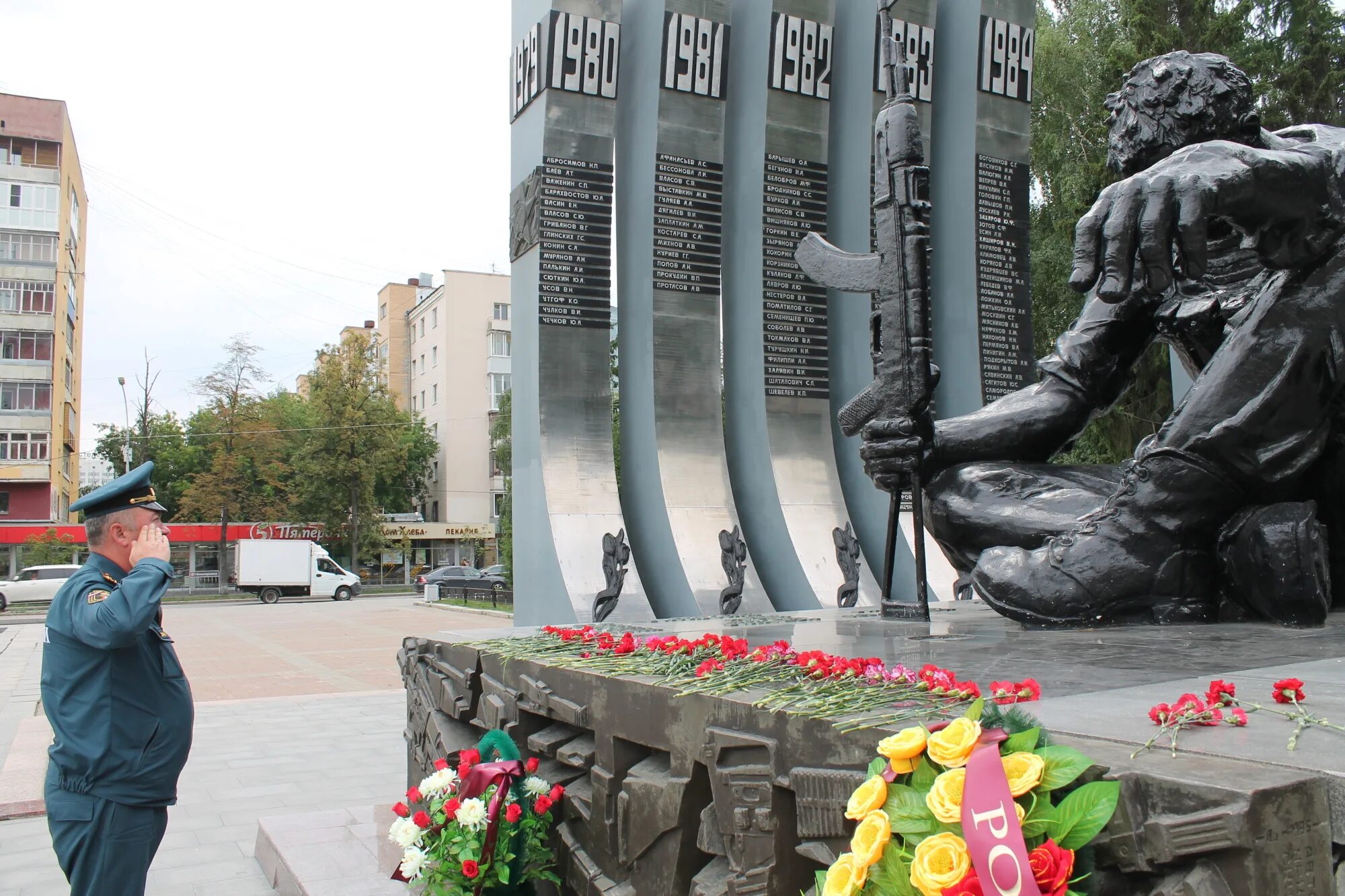 Памятник ветеранам боевых действий в Екатеринбурге. Монумент ветеранам боевых действий в Екатеринбурге. Памятник участникам боевых действий. Памятники ВБД.