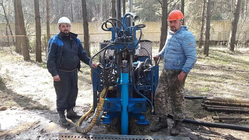 Бурят скважину. Бурение скважин. Бурение скважин на воду. Бурение скважины довольный клиент. Бурение скважин на воду.