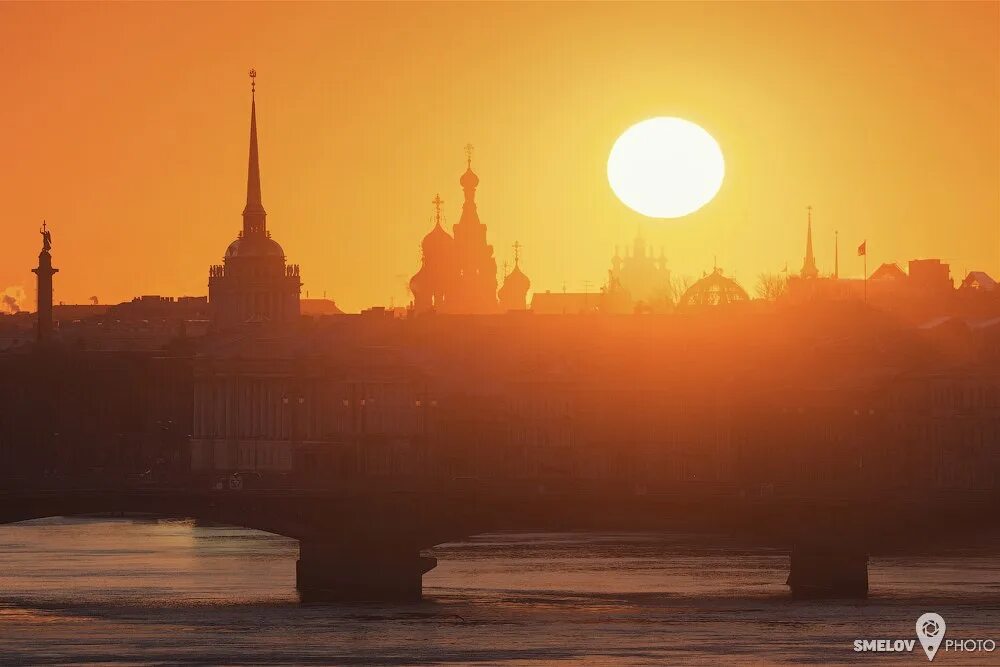 Закат над Невой Санкт Петербург. Заря Санкт Петербург Петербург. Солнце над Питером.