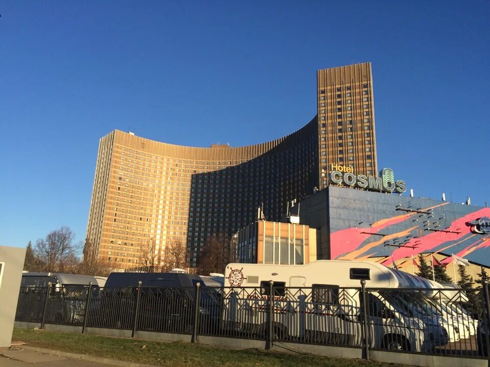 Гостиница космос санкт петербург площадь победы. Отель космос москва вднх. Памятник шарлю де голлю в москве. Космос гостиница 90. Гостиница космос санкт петербург площадь победы.