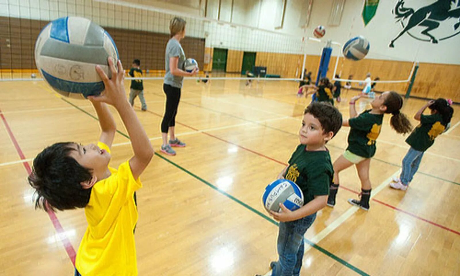 Волейбол играть школа. Детский волейбол. Занятия волейболом для детей. Мини волейбол. Дети волейболисты.