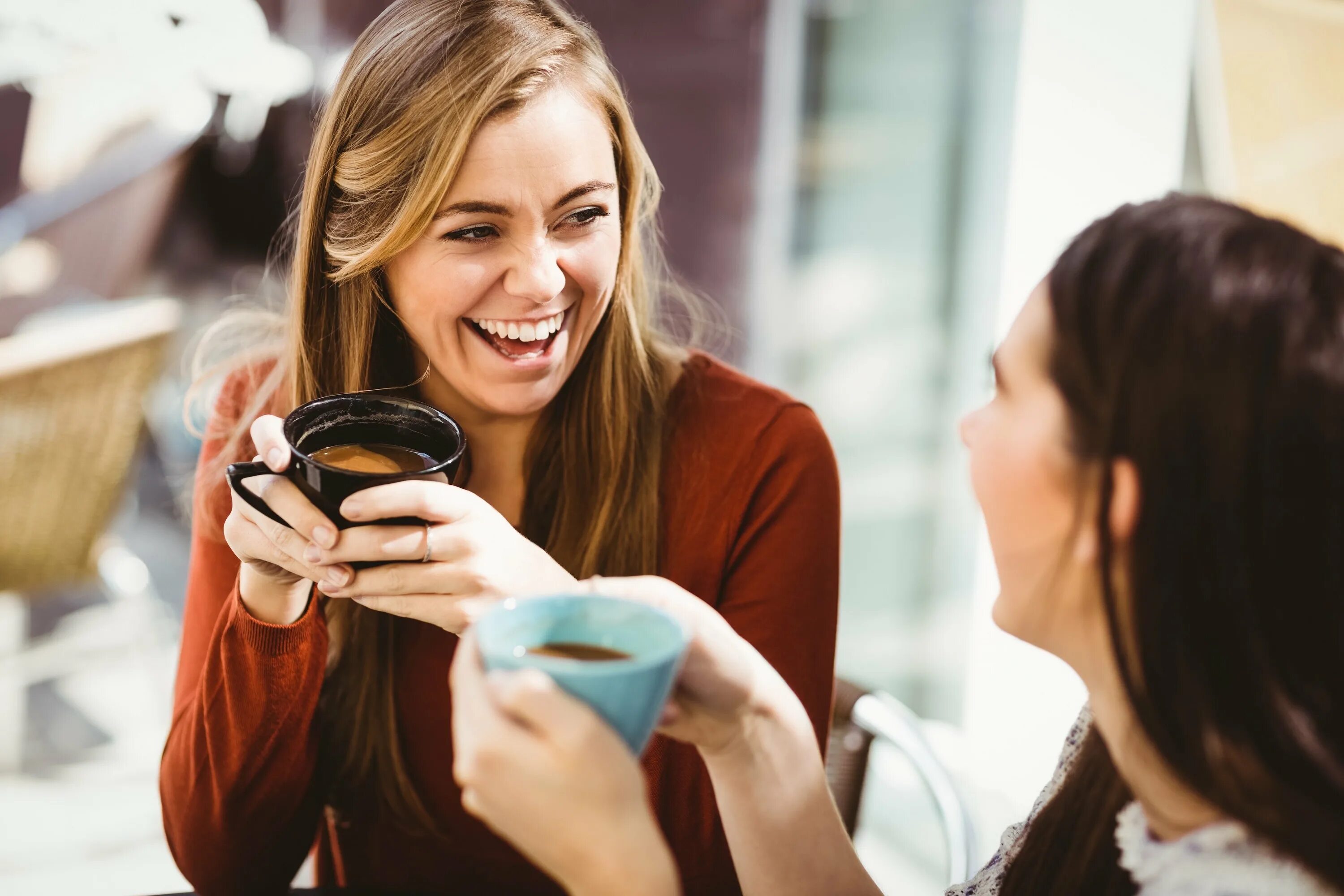 Пить кофе. Человек пьет кофе. Человек с кофе. Кофе с друзьями. 1 do you drink coffee