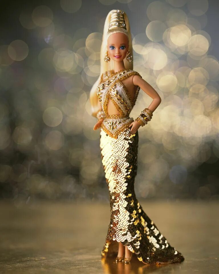 Куклы барби от боба маки. Выставочная экспозиция барби. Bob mackie gold barbie. Bob mackie куклы барби. Bob mackie countess dracula barbie.