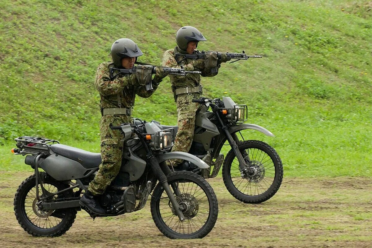 Военный мотоцикл Кавасаки. Кавасаки XLR 250. Современные военные мотоциклы. Мотоциклы в армии. Байков военная сцена