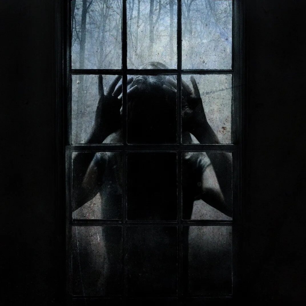 Страшно быть видимым. Человек за окном. Страшное изображение в окне. Страшное окно в темноте.