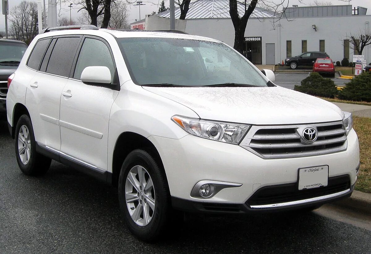 Тойота highlander в6 2013. Тойота аутлендер 2014. Mitsubishi outlander. Toyota outlander. Аутлендер 3 2013.