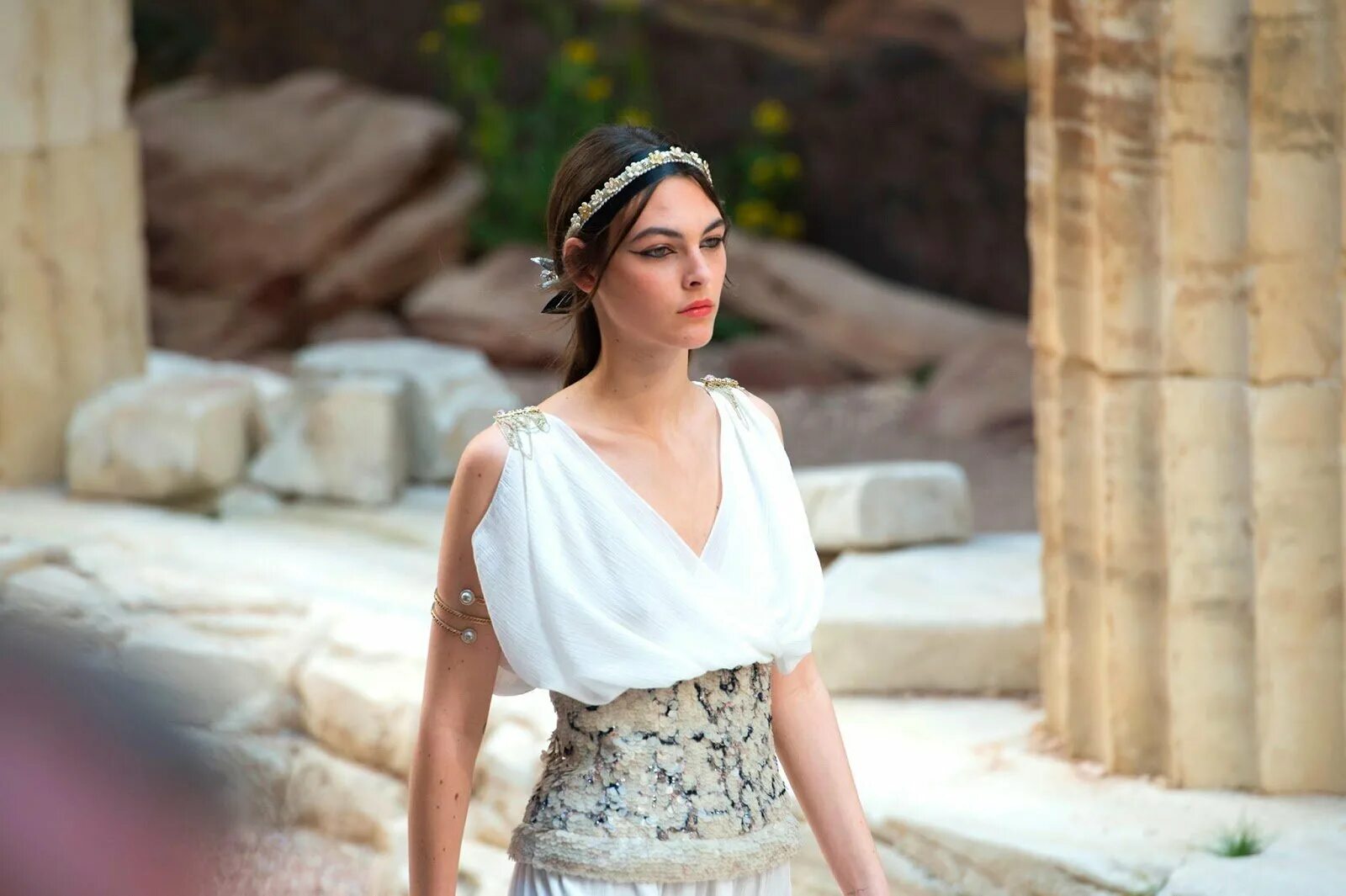 Греческие модели. Chanel Cruise 2018 древняя Греция. Фиби Греческая богиня. Греческий образ девушки. Фотосессия в греческом стиле.
