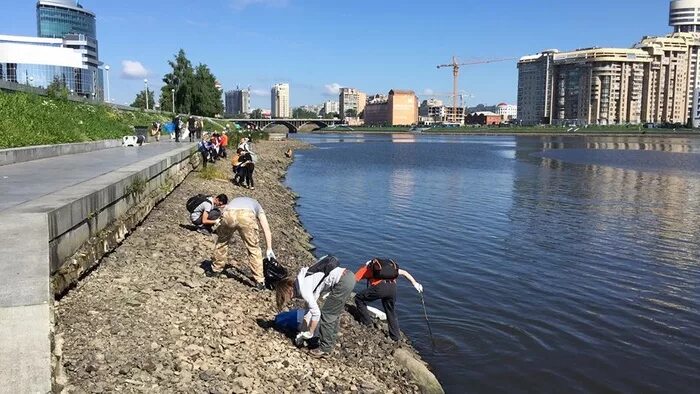 Уровень воды в исети сегодня. Река Исеть Екатеринбург. Берег реки Исеть Екатеринбург. Река Исеть загрязненная. Река Исеть грязная.