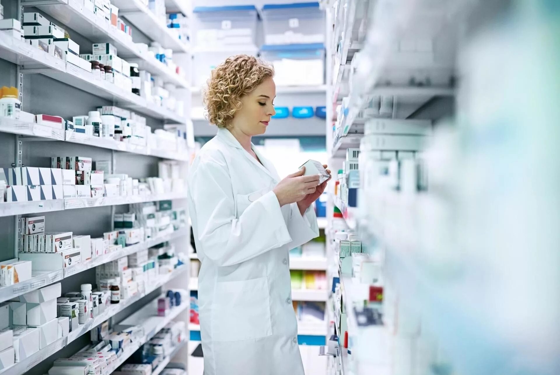 Легкий фарм. Легкий фарм. Маркетинг в фармацевтике. Красивый фармацевт. Провизор в аптеке.