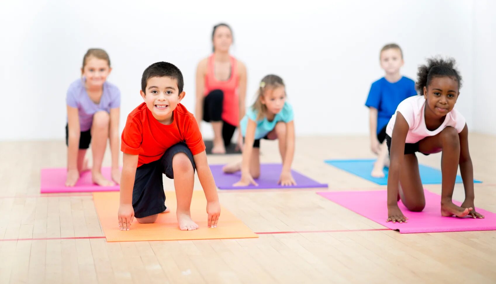 Детский фитнес. Свобода ребенка. Дети радуются. Ребенок на приеме у врача. Kids look.