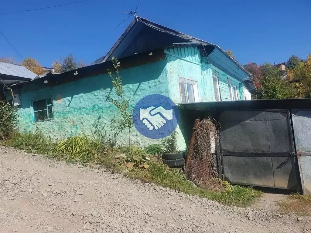 Частный дом горно алтайск. Горно-алтайск ул чапаева. Дом в горном алтае. Деревянные домики в горно алтайске. Дом в городе в горно алтайске.