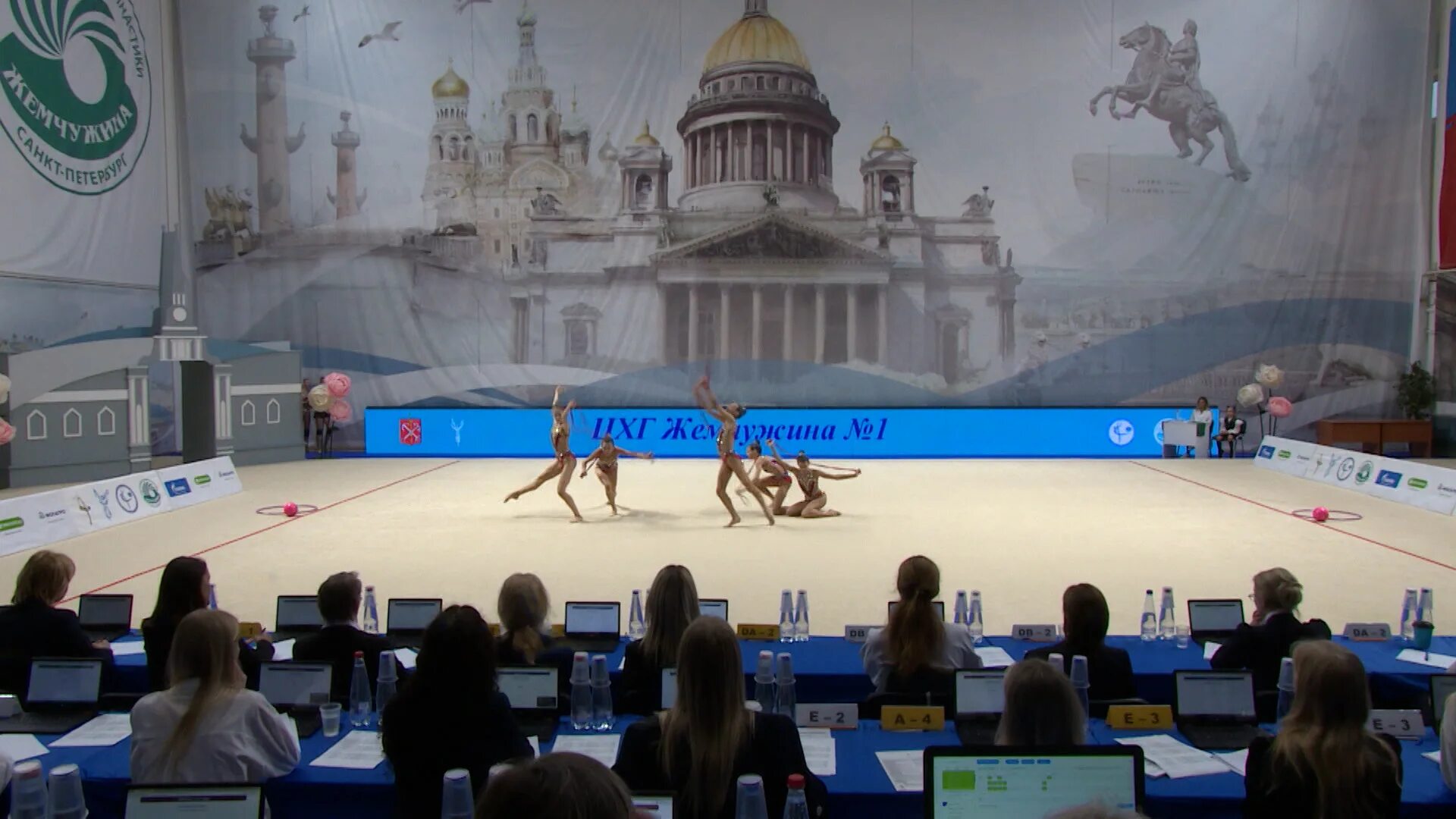 Набережная гребного канала санкт-петербург. Телеканал санкт-петербург. Телемарафон день победы первый канал. Праздник туризма спб. Забег спб 2022.