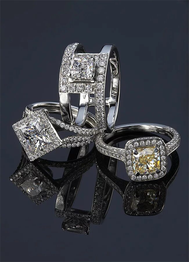 Ювелирные украшения s. Даймонд золото изумруд. Эксклюзивные ювелирные изделия. Императорский бутик кольцо изумрудом imperio. Золотой перстень индия желтый топаз.