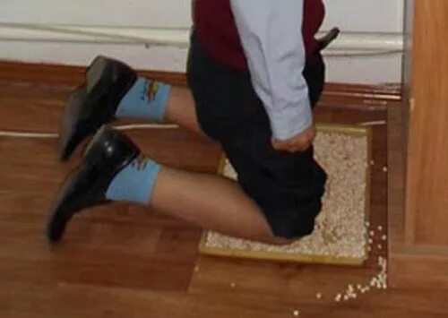 Стоять было наказанием. Стоять было наказанием. Долго стоял в углу. Ребенок в углу. Девочка наказана в углу.