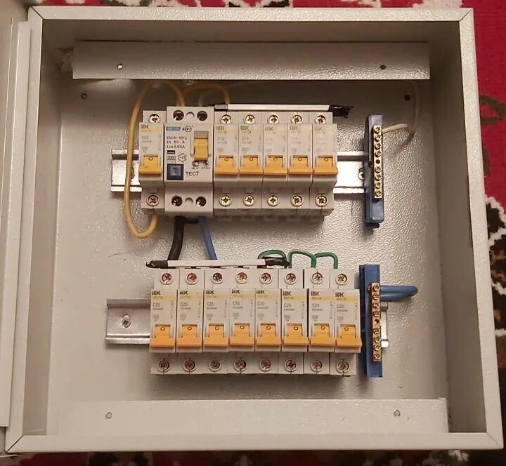 Сборка автоматов в квартире. Автомат иэк 16а в сборе в щитке. щит распределительный квартирный расключенный. электрощит на 40 автоматов. розетка щитовая (для распределительного щита) abb m1173.