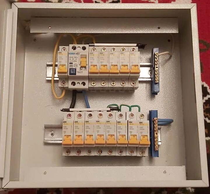 Сборка щитов автоматов. Электрощит с УЗО. Автомат ИЭК 16а в сборе в щитке. Щит распределительный квартирный расключенный. Электрощит на 40 автоматов.