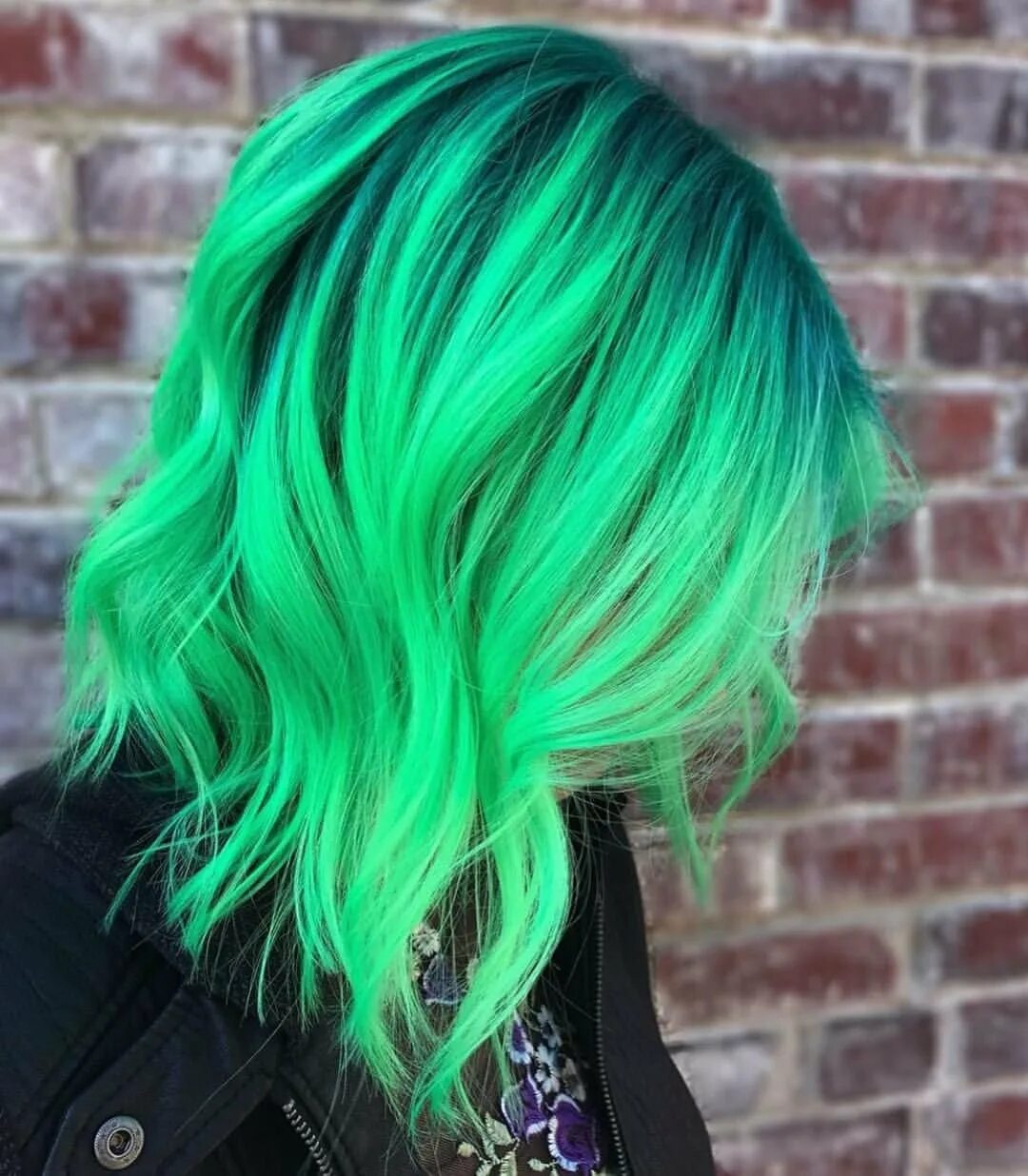 Зеленые волосы. Зеленые волосы каре. Зелёные волосы каре. Зеленые волосы каре. Изумрудные короткие волосы.
