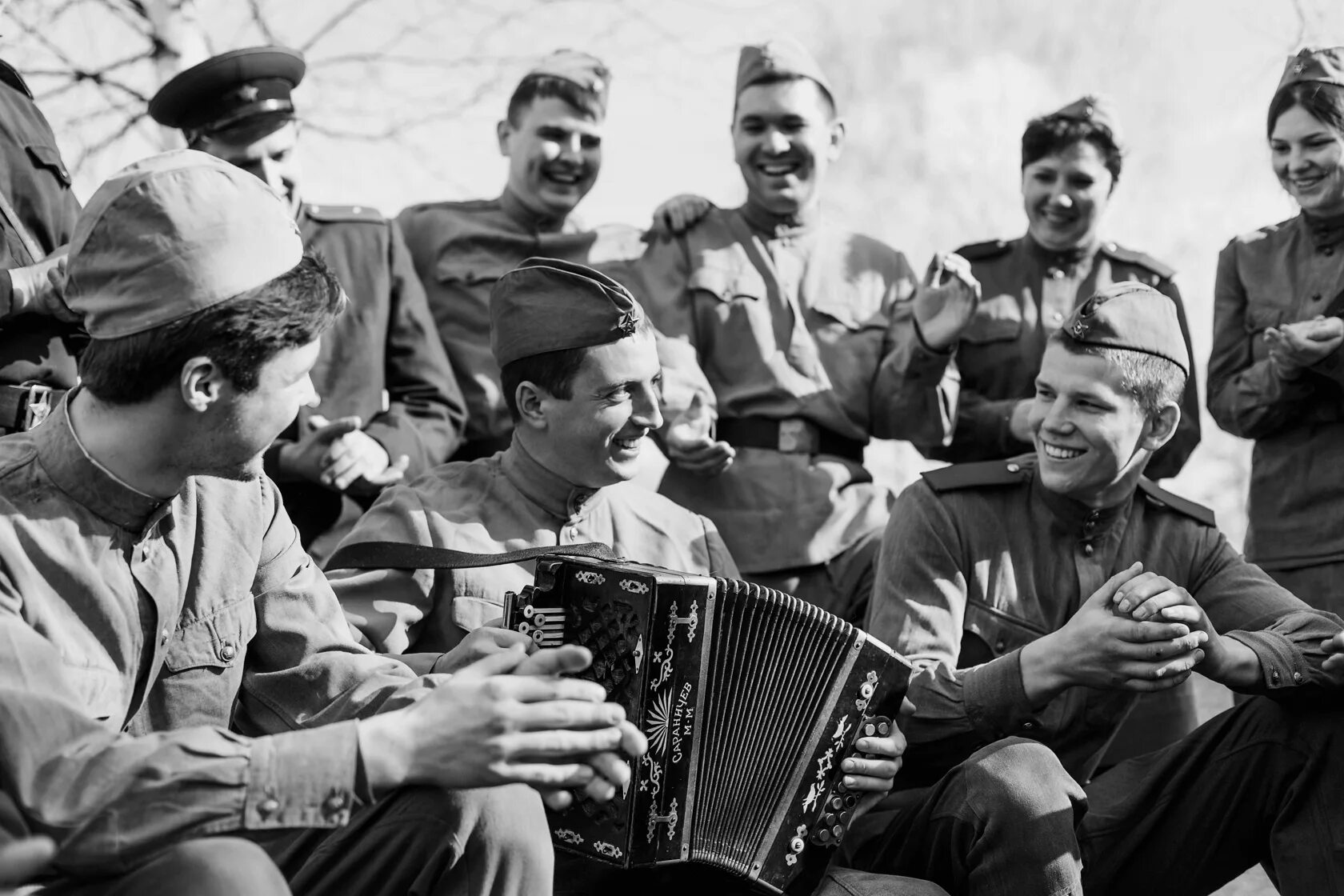 Лучшие песни отечественной войны. Солдат с гармошкой. Солдаты поют. Солдаты Великой Отечественной войны. Гармонь Военная.