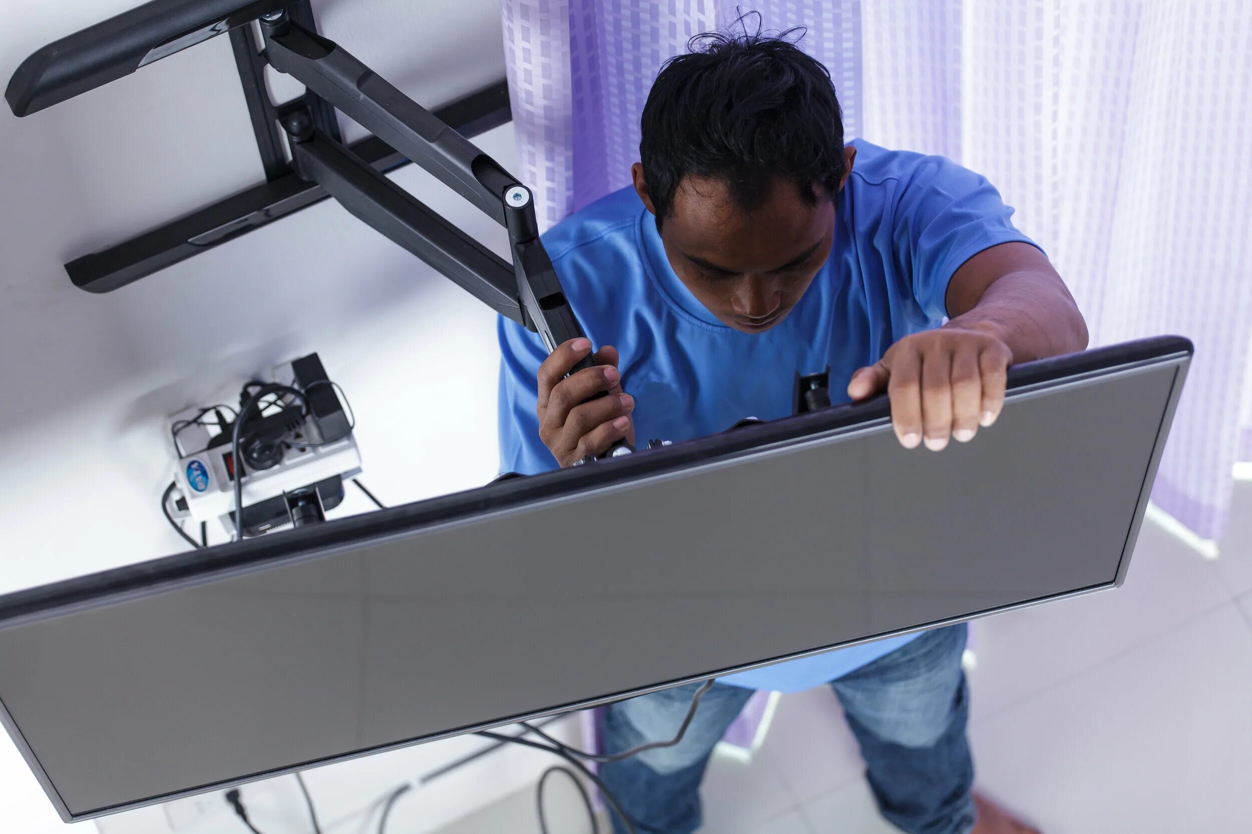 Монтаж телевизора на стену. Телевизор для монтажа. Install tv. Кронштейн крепления тв. Монтаж кронштейна для телевизора.