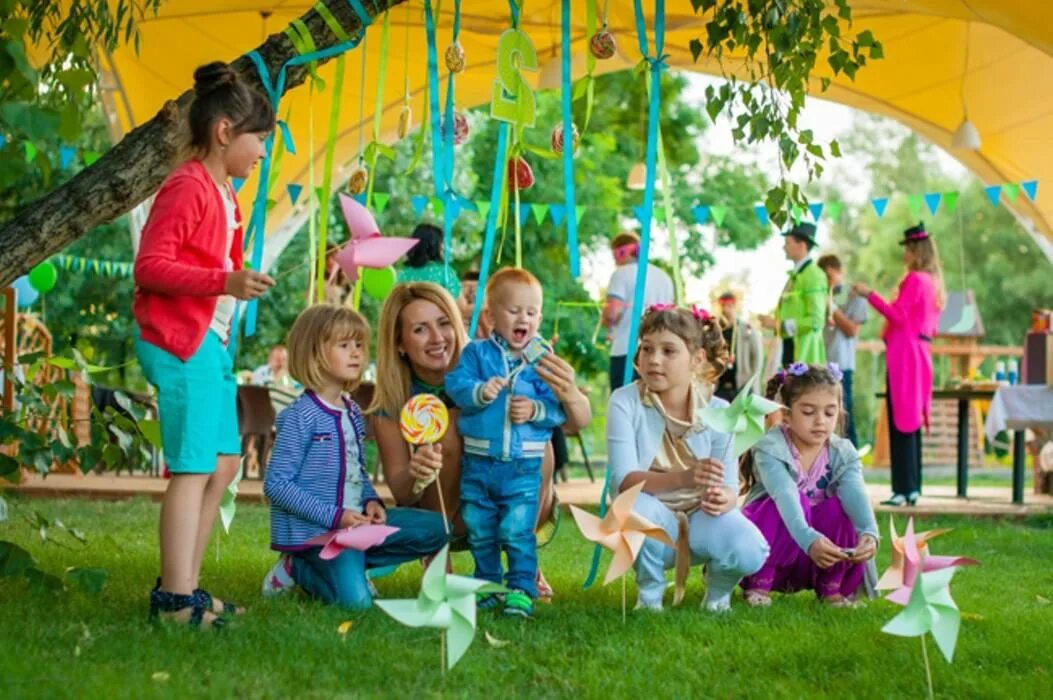 Организации развлечений. Детский праздник на природе. Праздник на природе для детей. Детский день рожления на природа. Организация детского праздника на природе.