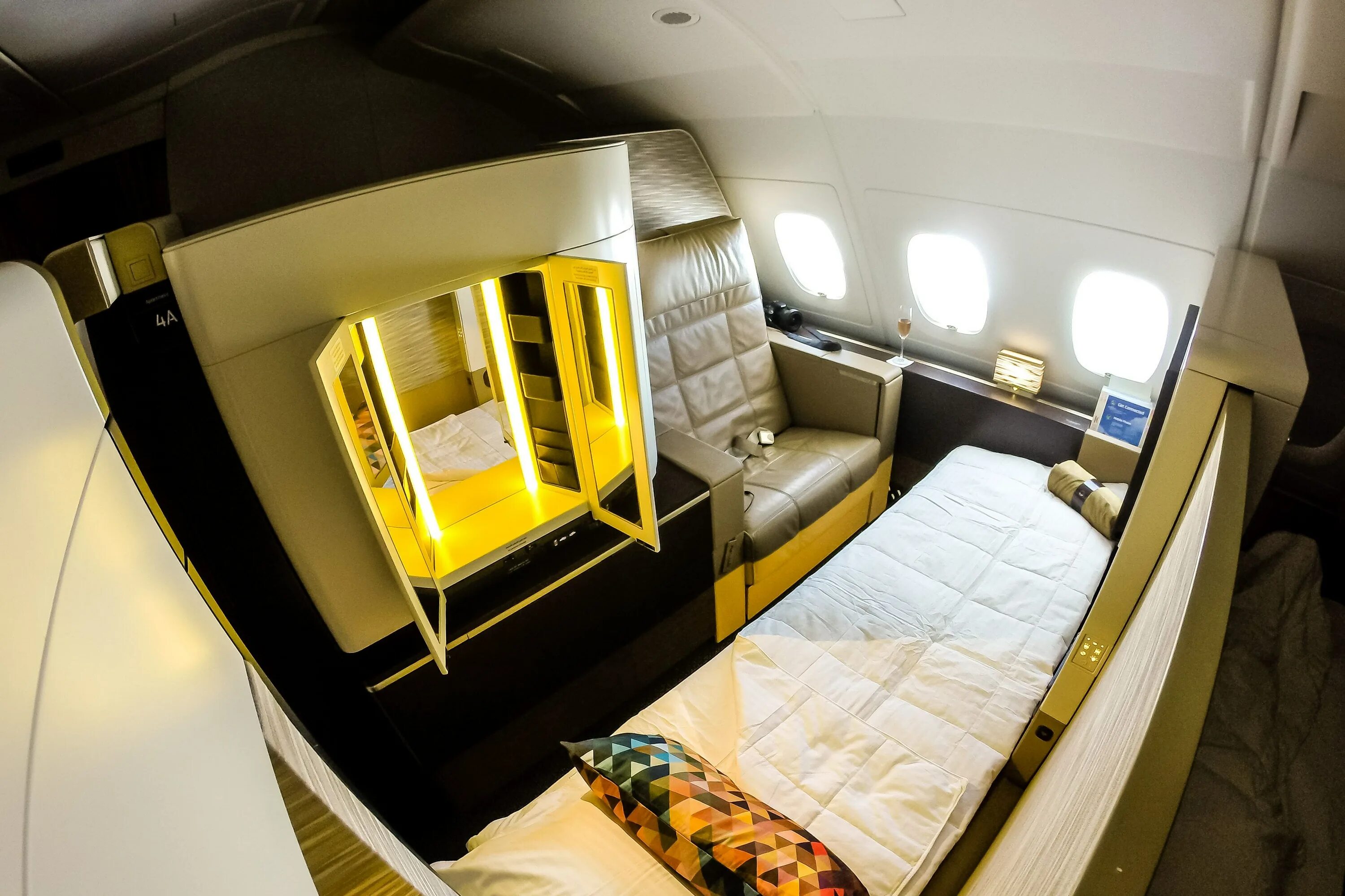 First class купить. А380 Этихад. A380 first class. A380 Etihad. Этихад первый класс а380.