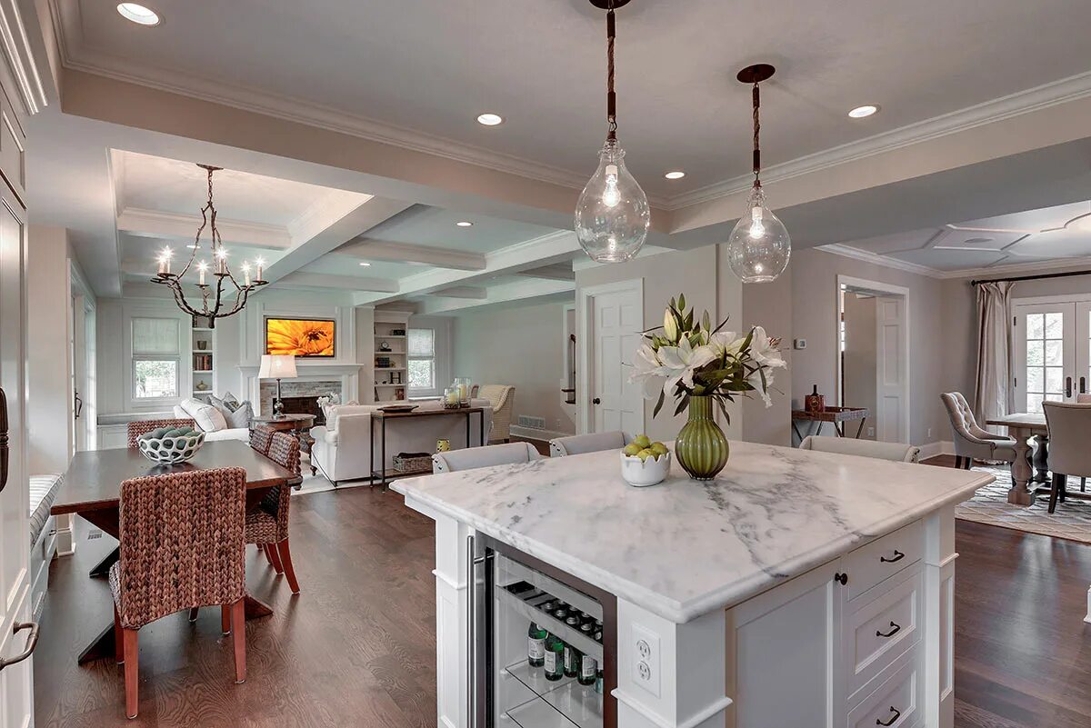 Кухня две люстры. Люстра на кухню. Люстры на кухню в интерьере. Люстра в кухню гостинн. Светильник над столом.