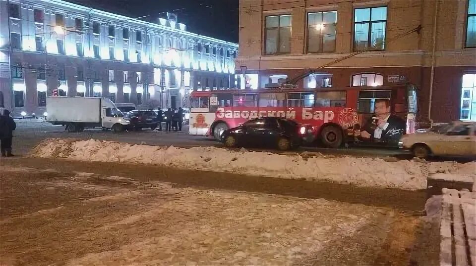 Дтп пермь сегодня цум. Нарисовали сплошную возле цума в брянске. стоянка птица возле цума курган. машину победу толкают возле цума.