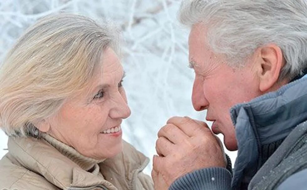 Пожилые люди зимой. Женщина пожилая зима. Пожилая пара зима. Опасности холода для пожилых людей.