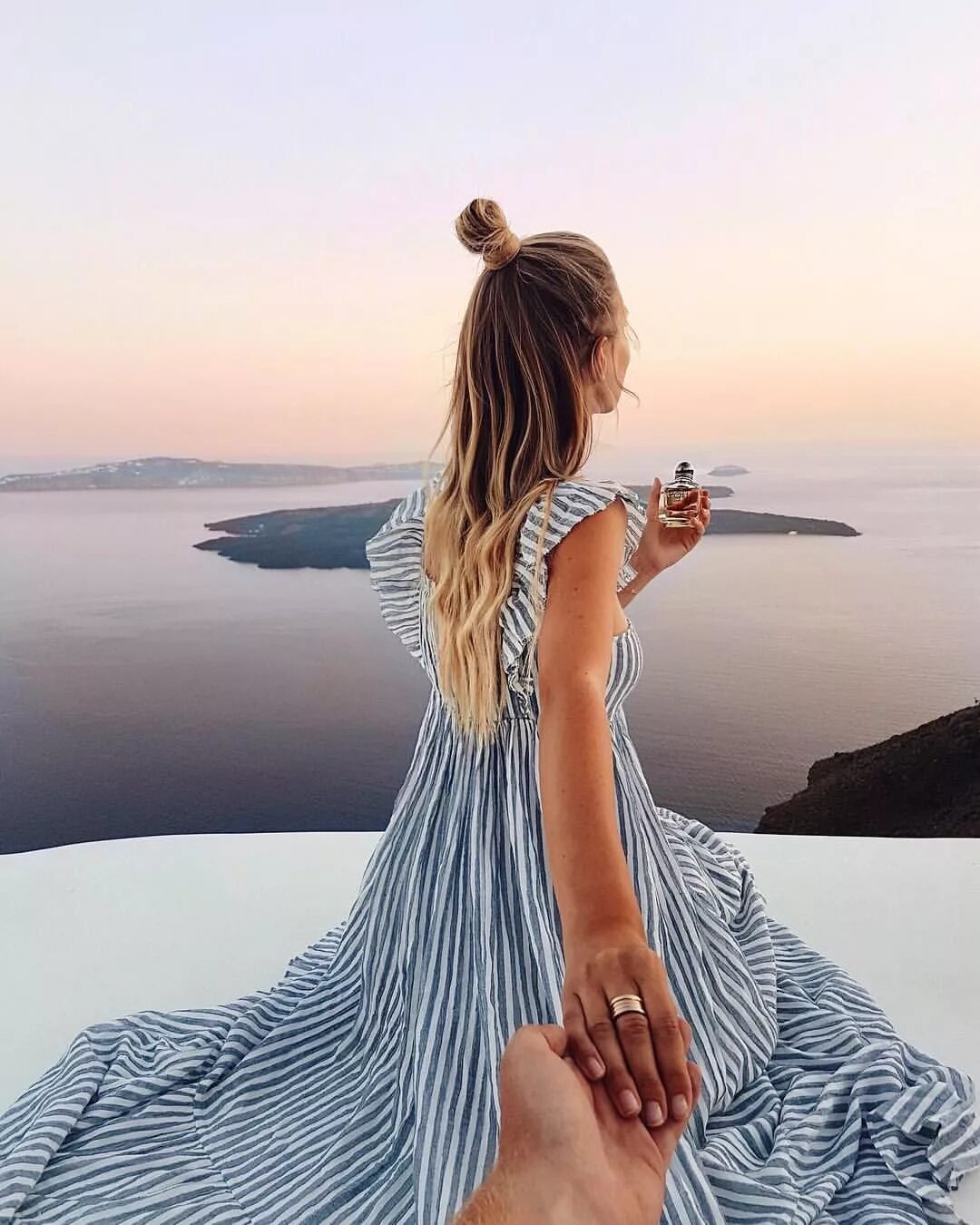 Hello follow me. Follow me платье. следуй за мной море. блондинка follow me. следуй за мной в белом платье.
