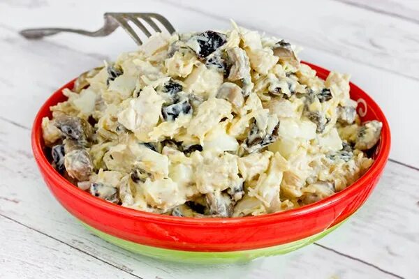 Салат с черносливом и курицей и грецкими орехами. Салат с курицей морковью и черносливом и грецкими орехами. Салат с огурцом яйцами грецкими орехами черносливом. Салат с черносливом и курицей и грецкими орехами и грибами. Салат с курицей и черносливом и грецкими орехами и сыром.