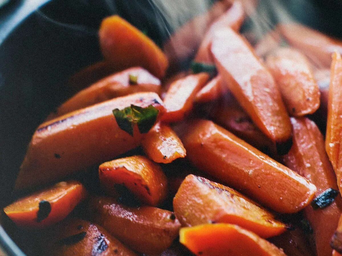 натертая морковь в сковороде. жареная морковка. морковь жареная на сковороде рецепт. морковь на гарнир. блюда с жареным луком.