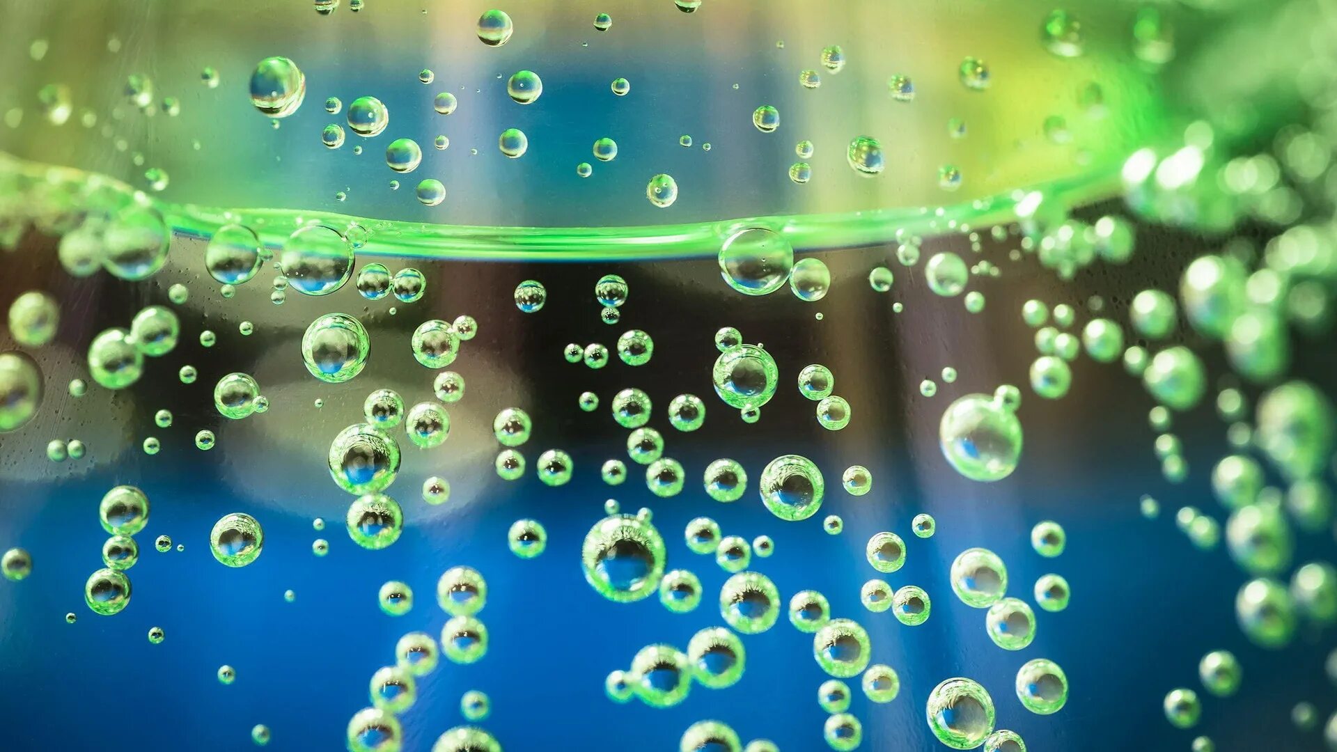 вода фон. углекислые пузырьки. вода с пузырьками в стакане. пузырьки газировки. газированная вода в стакане.