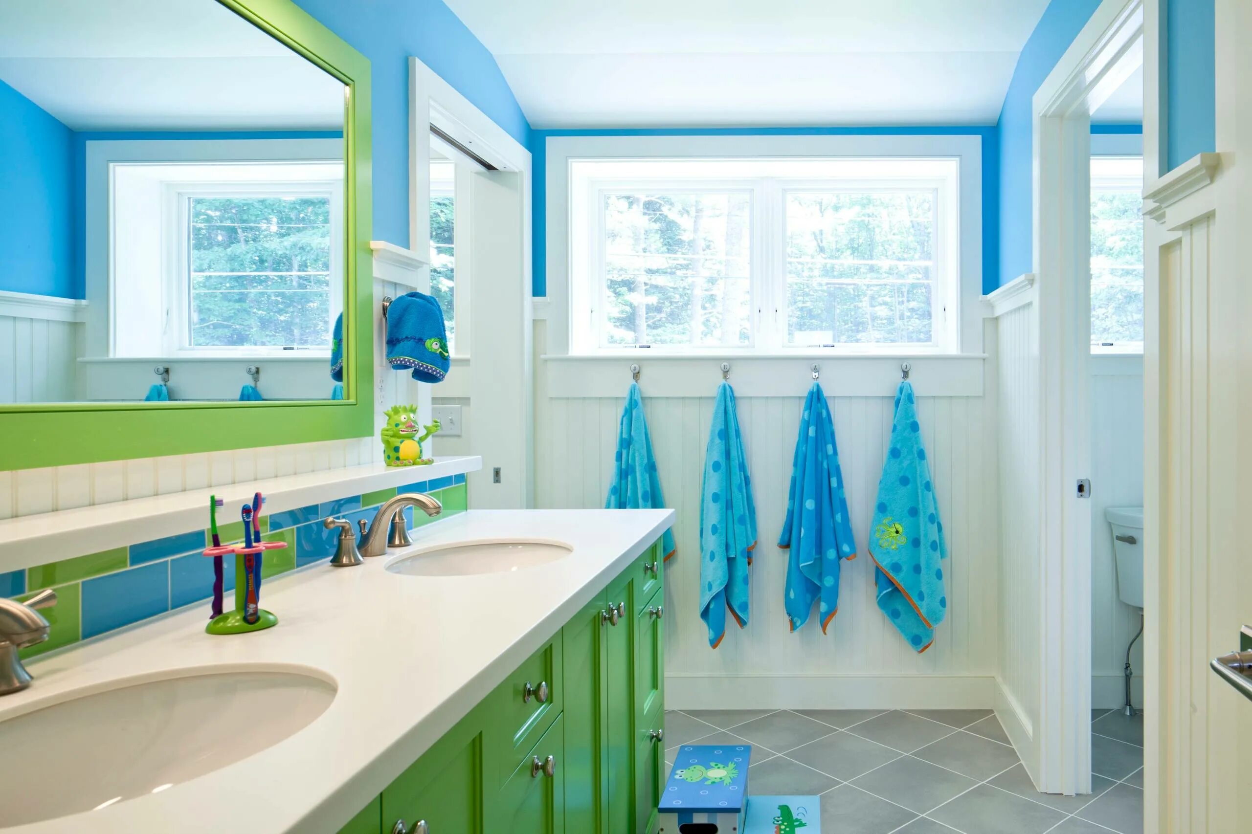 Яркий интерьер ванной комнаты. Детская ванная. Ванная в морском стиле. Ванная в синих тонах. Ребенок в ванной комнате