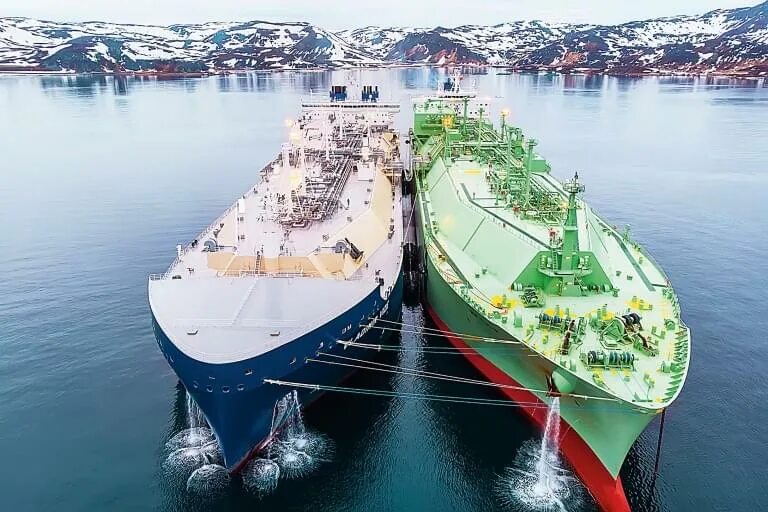Танкер для нефтепродуктов. Северсталь ижорский трубный завод. Бункеровка танкера. Перегрузка газа. Сжиженный природный газ кпг.