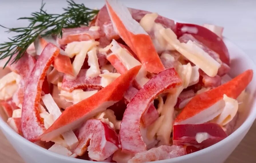 салат красное море с крабовыми палочками. крабовые палочки красное море. салат с крабовыми палочками и помидорами и болгарским перцем. салат с крабовыми палочками и помидорами и болгарским перцем. салат крабовые палочки помидоры сыр чеснок.
