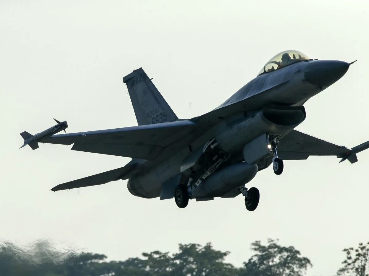 Убитый истребитель. F-16 ВВС Египта. F-16 ВВС Венесуэлы. F-16 бельгийских ВВС. Самолет f16 врезается.